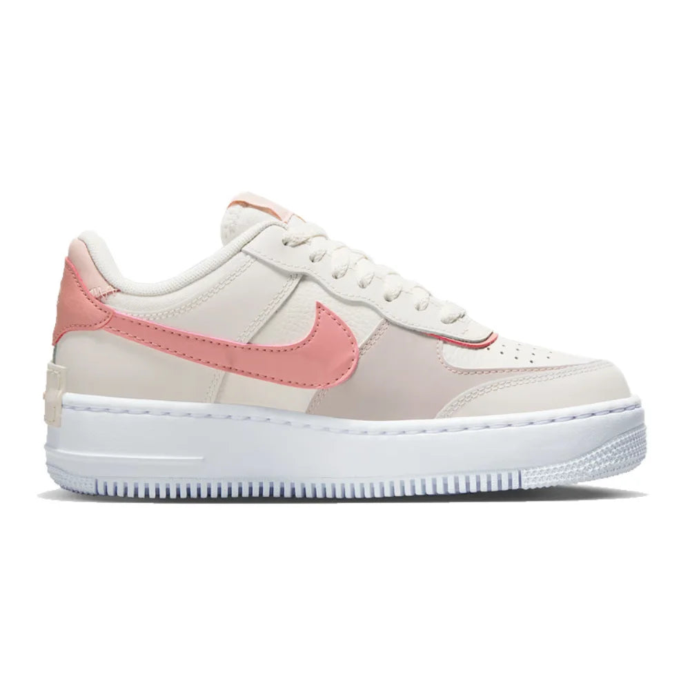 Nike Air Force 1 -lenkkarit: luistamattomat, kulutusta kestävät, klassiset, monipuoliset vapaa-ajan kengät ja skeittikengät. Malli: DZ1847-001