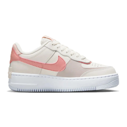 Nike Air Force 1 -lenkkarit: luistamattomat, kulutusta kestävät, klassiset, monipuoliset vapaa-ajan kengät ja skeittikengät. Malli: DZ1847-001