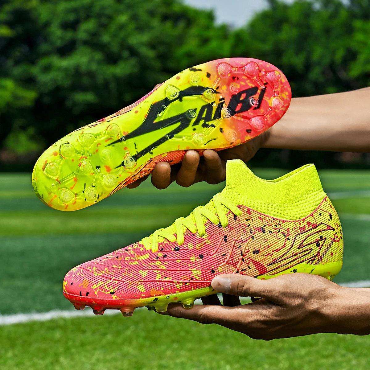 Chaussures de football pour hommes, crampons pour terrain en gazon, protection renforcée de la cheville, semelle intérieure absorbant les chocs, pour terrains en gazon naturel dur et légèrement artificiel.