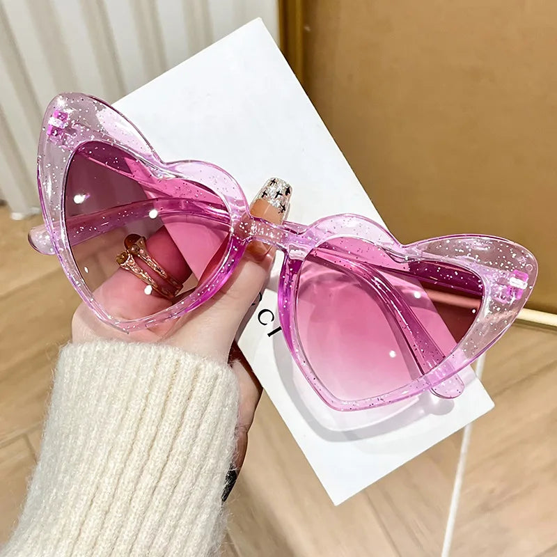 Vintage-retro Instagram-inspirerade hjärtformade, genomskinliga, rosa, glänsande solglasögon för tjejer – strandfest, födelsedag, foto, mode, glasögon