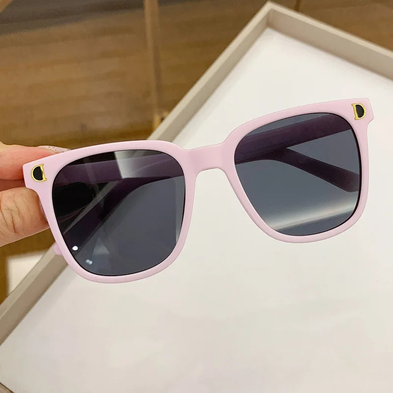 Retro-solglasögon för pojkar och flickor, UV400-skydd, trendiga solglasögon med D-logotyp, fashionabla utomhusglasögon för barn