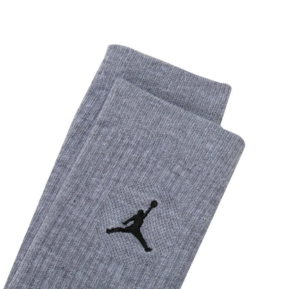 Nike Herren- und Damensocken, Freizeitsocken, Basketballsocken, bequeme, atmungsaktive Lauf- und Trainingssocken in mittlerer Länge (3 Paar) Dx9632-914