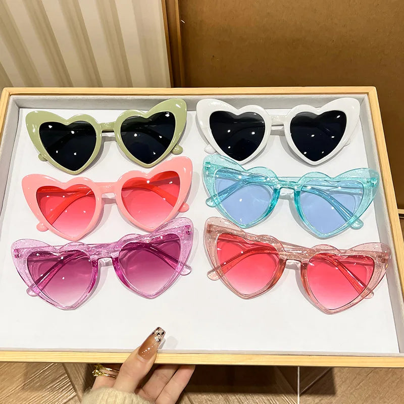 Vintage-retro Instagram-inspirerade hjärtformade, genomskinliga, rosa, glänsande solglasögon för tjejer – strandfest, födelsedag, foto, mode, glasögon