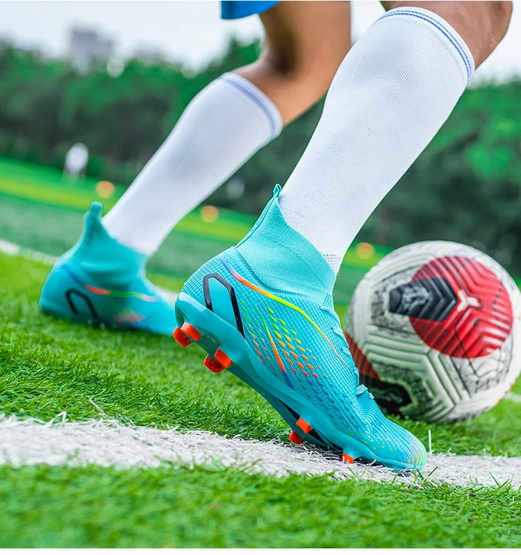 Chaussures de football à crampons longs FG avec col chaussette montante, tige texturée, crampons pour terrain dur, légères, antidérapantes et offrant une bonne adhérence.
