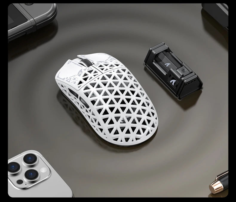ATTACK SHARK R5 Ultra Carbon Fiber bezdrátová herní myš, herní snímač PixArt PAW3950MAX, 42000DPI, 8000Hz, MCU Nordic 52840
