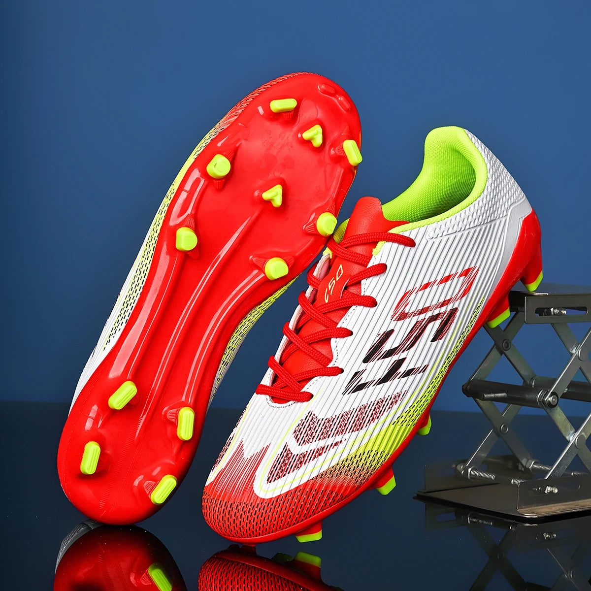 Chaussures de football pour hommes, crampons pour terrain en gazon, protection renforcée de la cheville, semelle intérieure absorbant les chocs, pour terrains en gazon naturel dur et légèrement artificiel.