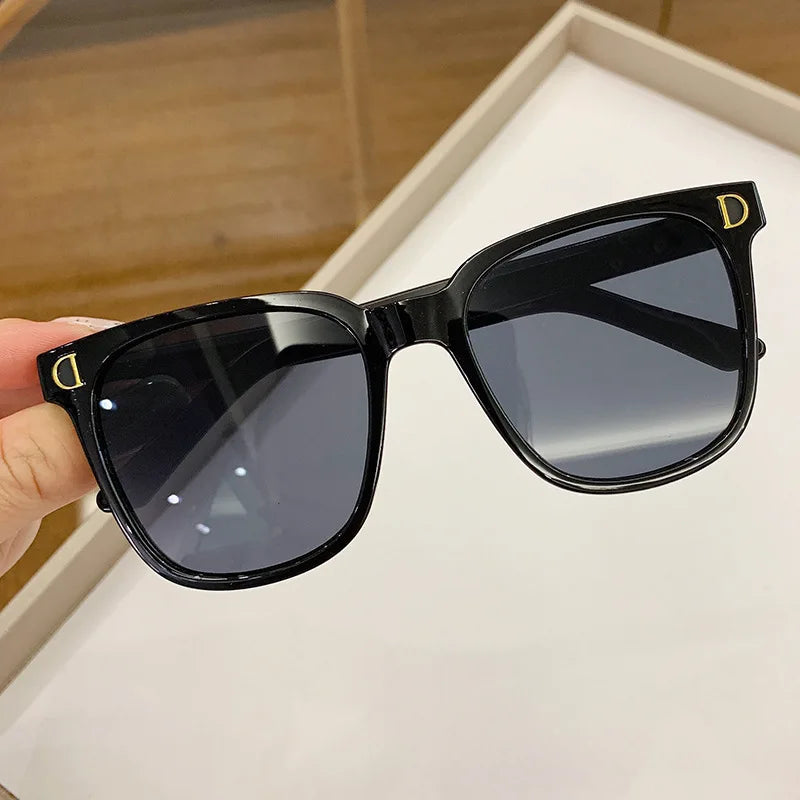 Retro-solglasögon för pojkar och flickor, UV400-skydd, trendiga solglasögon med D-logotyp, fashionabla utomhusglasögon för barn
