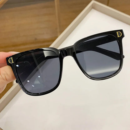 Retro-solglasögon för pojkar och flickor, UV400-skydd, trendiga solglasögon med D-logotyp, fashionabla utomhusglasögon för barn