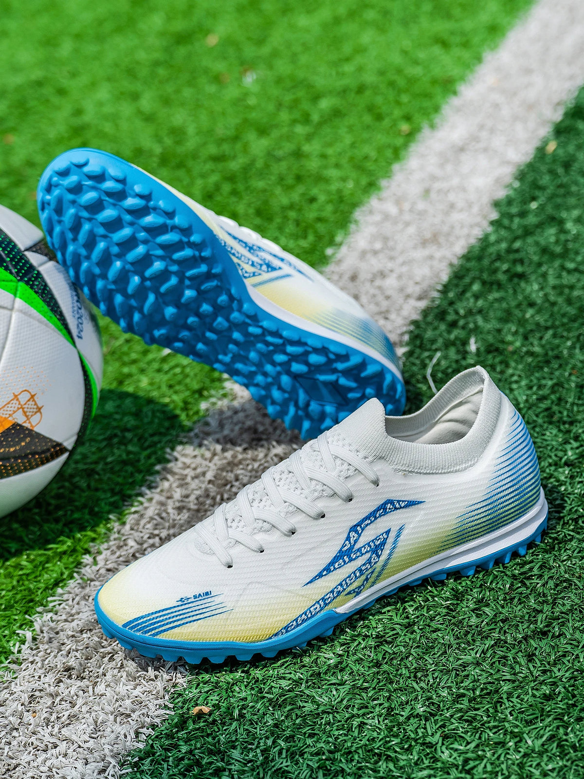 Chaussures de football pour hommes adultes, modèle TF, à tiges hautes, avec empeigne souple en PU, semelles antidérapantes et crampons, idéales pour les matchs et l'entraînement sur gazon synthétique.