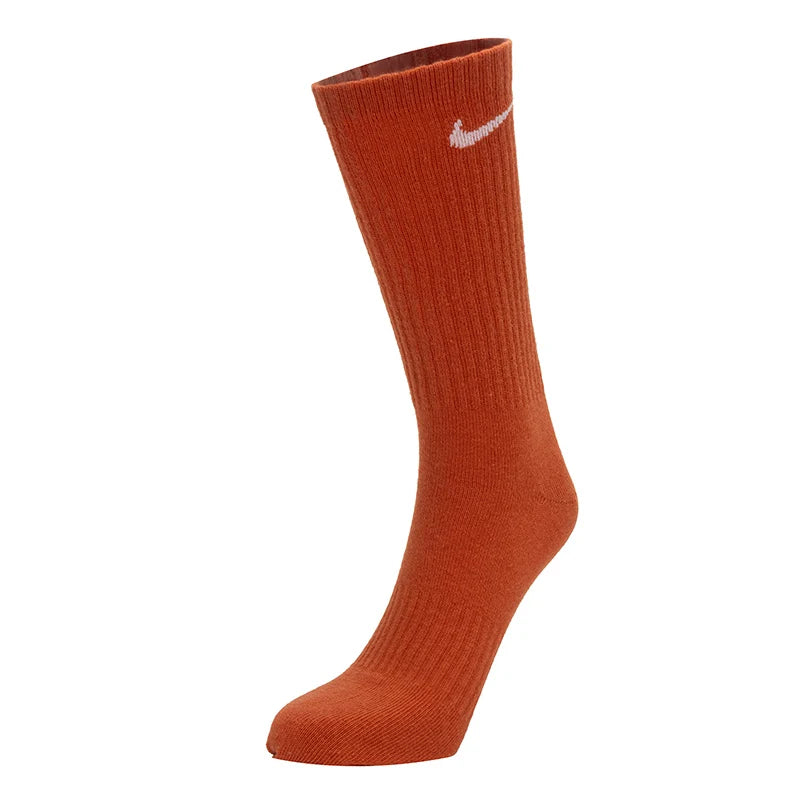 Pánské a dámské ponožky Nike (Nike), prodyšné, sportovní ponožky odvádějící pot, basketbalové ponožky, módní a univerzální volnočasové ponožky (3 páry) Sx7676-902