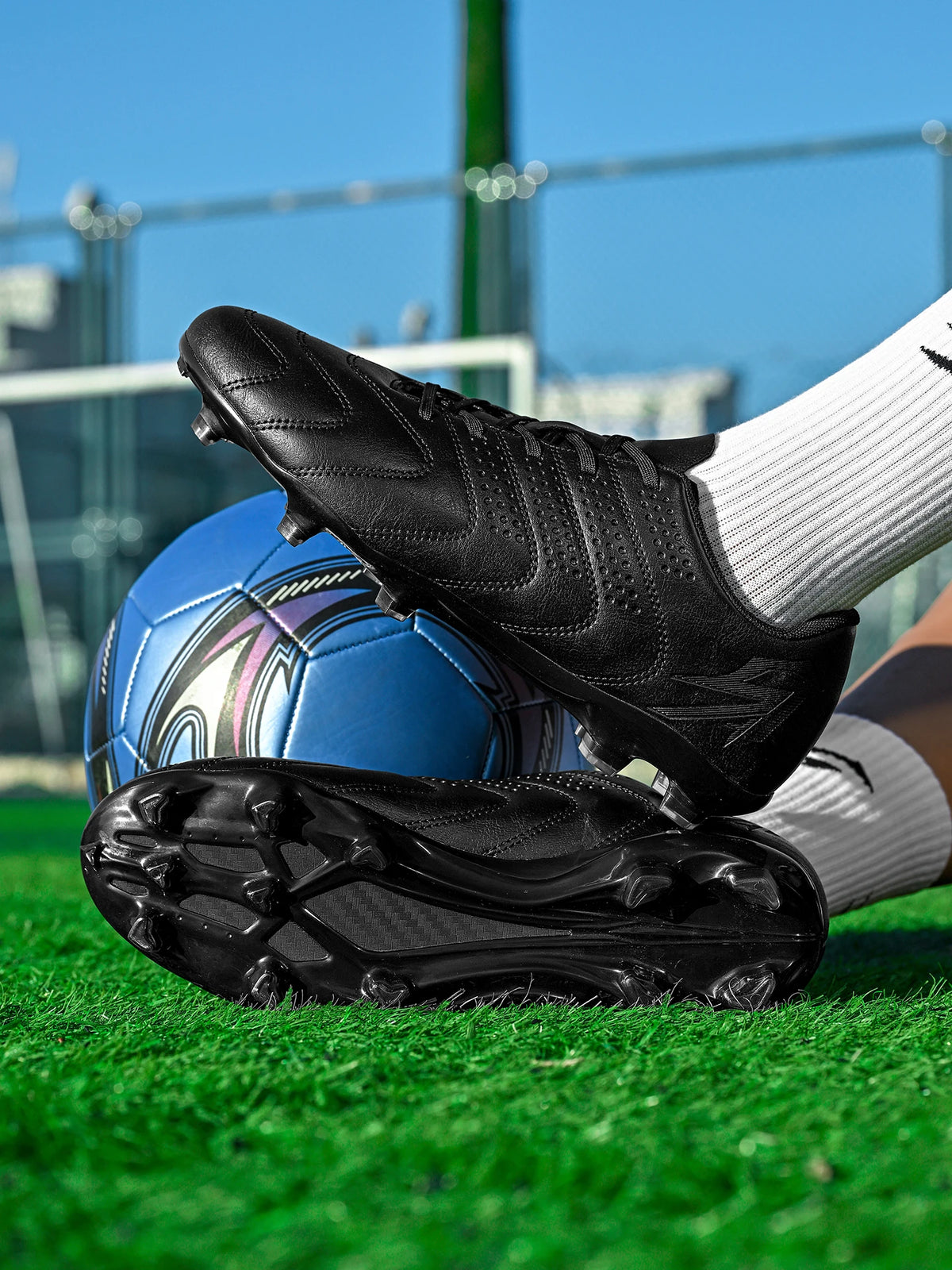 Chaussures de football AG/FG spécifiques à l'entraînement, tige en PU respirante, semelle en TPU résistante à l'abrasion, motif de crampons optimisé pour une agilité accrue