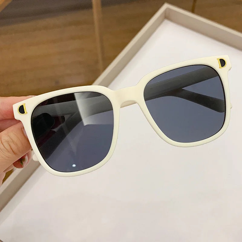 Retro-solglasögon för pojkar och flickor, UV400-skydd, trendiga solglasögon med D-logotyp, fashionabla utomhusglasögon för barn