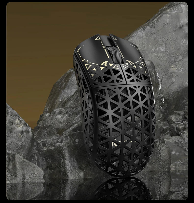 ATTACK SHARK R5 Ultra Carbon Fiber bezdrátová herní myš, herní snímač PixArt PAW3950MAX, 42000DPI, 8000Hz, MCU Nordic 52840