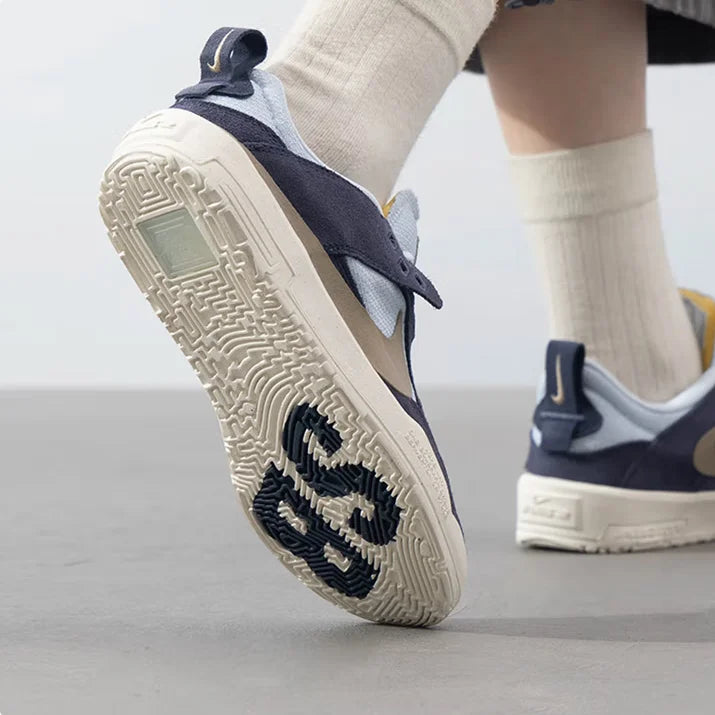 La nuova serie SB di Nike offre grip elevato, comfort e resistenza per scarpe da skateboard outdoor da donna. Materiale in mesh leggero, resistente per gli spostamenti quotidiani, scarpe basse flat. SB Day One trendy blu, versatile, sportiva