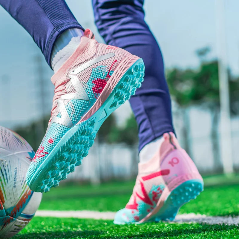 Chaussures d'entraînement unisexes Value Turf Trainers, tige en PU tissé, crampons en caoutchouc TF, antidérapantes, durables et économiques.