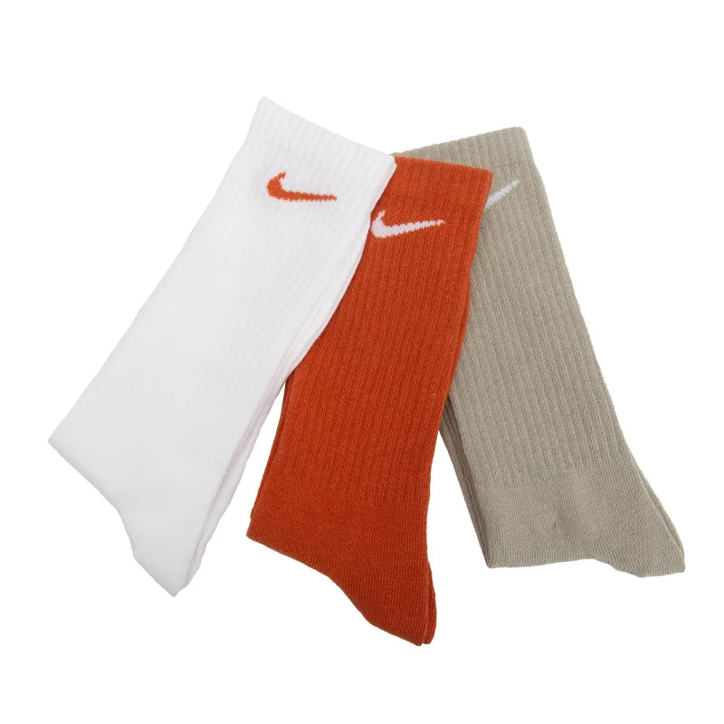 Pánské a dámské ponožky Nike (Nike), prodyšné, sportovní ponožky odvádějící pot, basketbalové ponožky, módní a univerzální volnočasové ponožky (3 páry) Sx7676-902