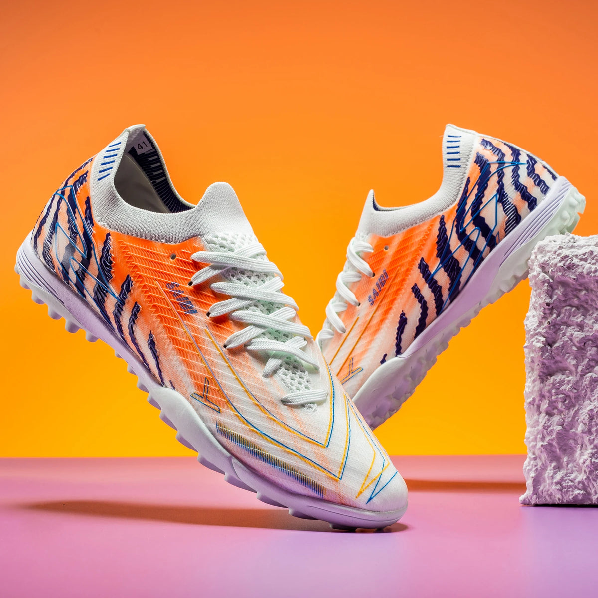 Chaussures de football TF pour hommes, tige en PU flexible, semelle en caoutchouc résistante à l'usure, crampons de football unisexes pour jouer sur terrain synthétique en extérieur.