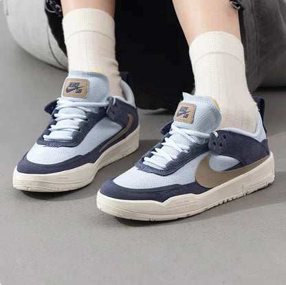La nuova serie SB di Nike offre grip elevato, comfort e resistenza per scarpe da skateboard outdoor da donna. Materiale in mesh leggero, resistente per gli spostamenti quotidiani, scarpe basse flat. SB Day One trendy blu, versatile, sportiva