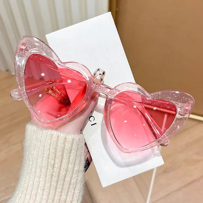 Vintage-retro Instagram-inspirerade hjärtformade, genomskinliga, rosa, glänsande solglasögon för tjejer – strandfest, födelsedag, foto, mode, glasögon