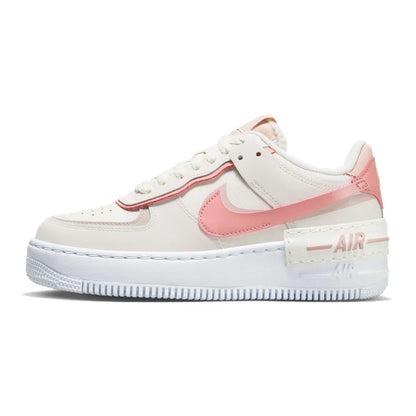 Nike Air Force 1 -lenkkarit: luistamattomat, kulutusta kestävät, klassiset, monipuoliset vapaa-ajan kengät ja skeittikengät. Malli: DZ1847-001