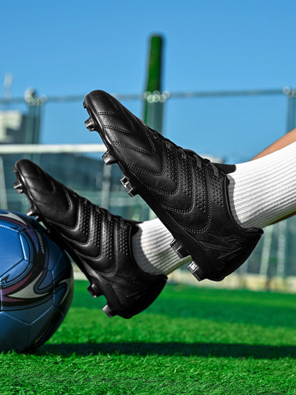 Chaussures de football AG/FG spécifiques à l'entraînement, tige en PU respirante, semelle en TPU résistante à l'abrasion, motif de crampons optimisé pour une agilité accrue