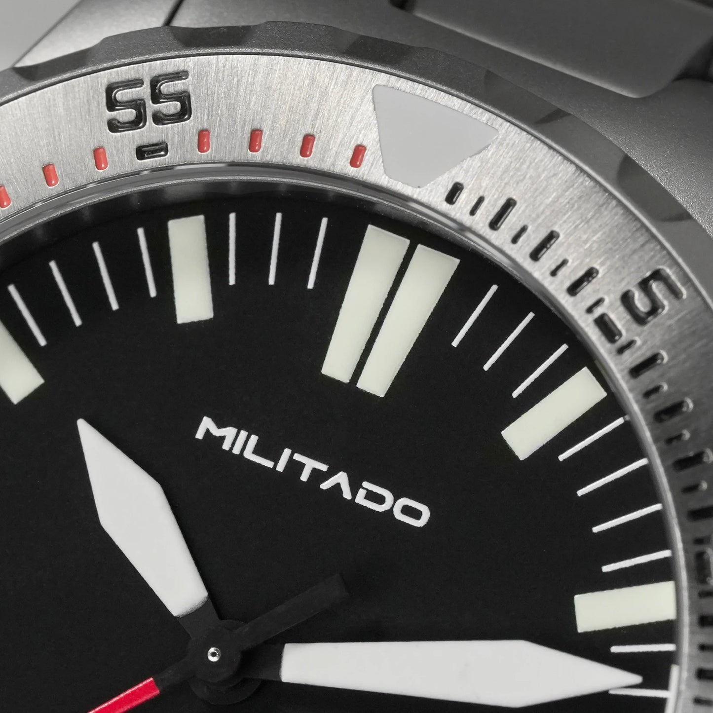 Militado ML16 39mm Quartz Dive Watch Sapphire Crystal 200M Water Resistant Ceramic Bezel BGW9 Lume Screw Down Crown