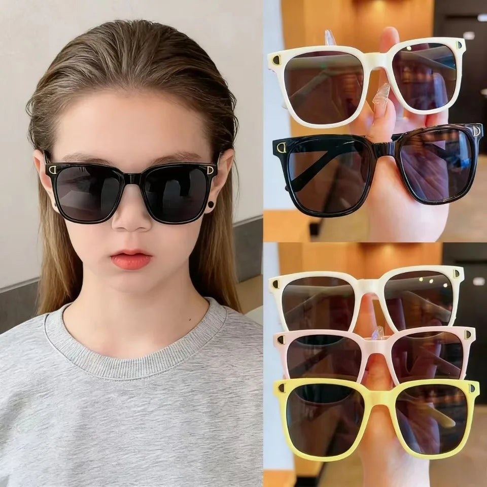 Retro-solglasögon för pojkar och flickor, UV400-skydd, trendiga solglasögon med D-logotyp, fashionabla utomhusglasögon för barn