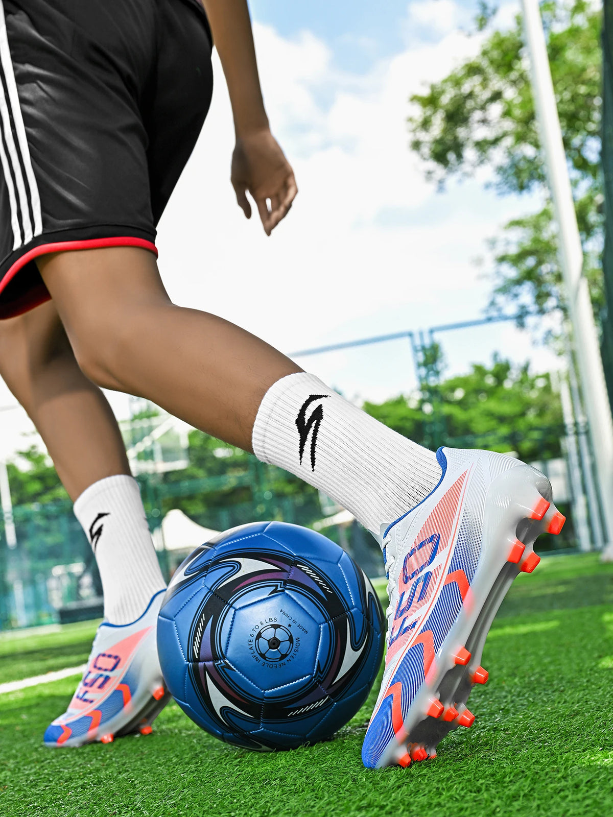 Chaussures de football pour hommes, crampons AG FG, semelle en caoutchouc durable, tige en PU léger, chaussures de football pour adultes, idéales pour les matchs sur gazon et les entraînements.