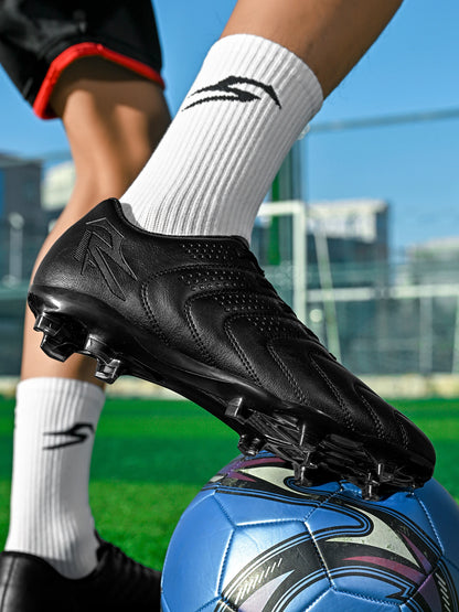 Chaussures de football AG/FG spécifiques à l'entraînement, tige en PU respirante, semelle en TPU résistante à l'abrasion, motif de crampons optimisé pour une agilité accrue