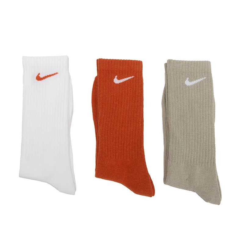 Pánské a dámské ponožky Nike (Nike), prodyšné, sportovní ponožky odvádějící pot, basketbalové ponožky, módní a univerzální volnočasové ponožky (3 páry) Sx7676-902