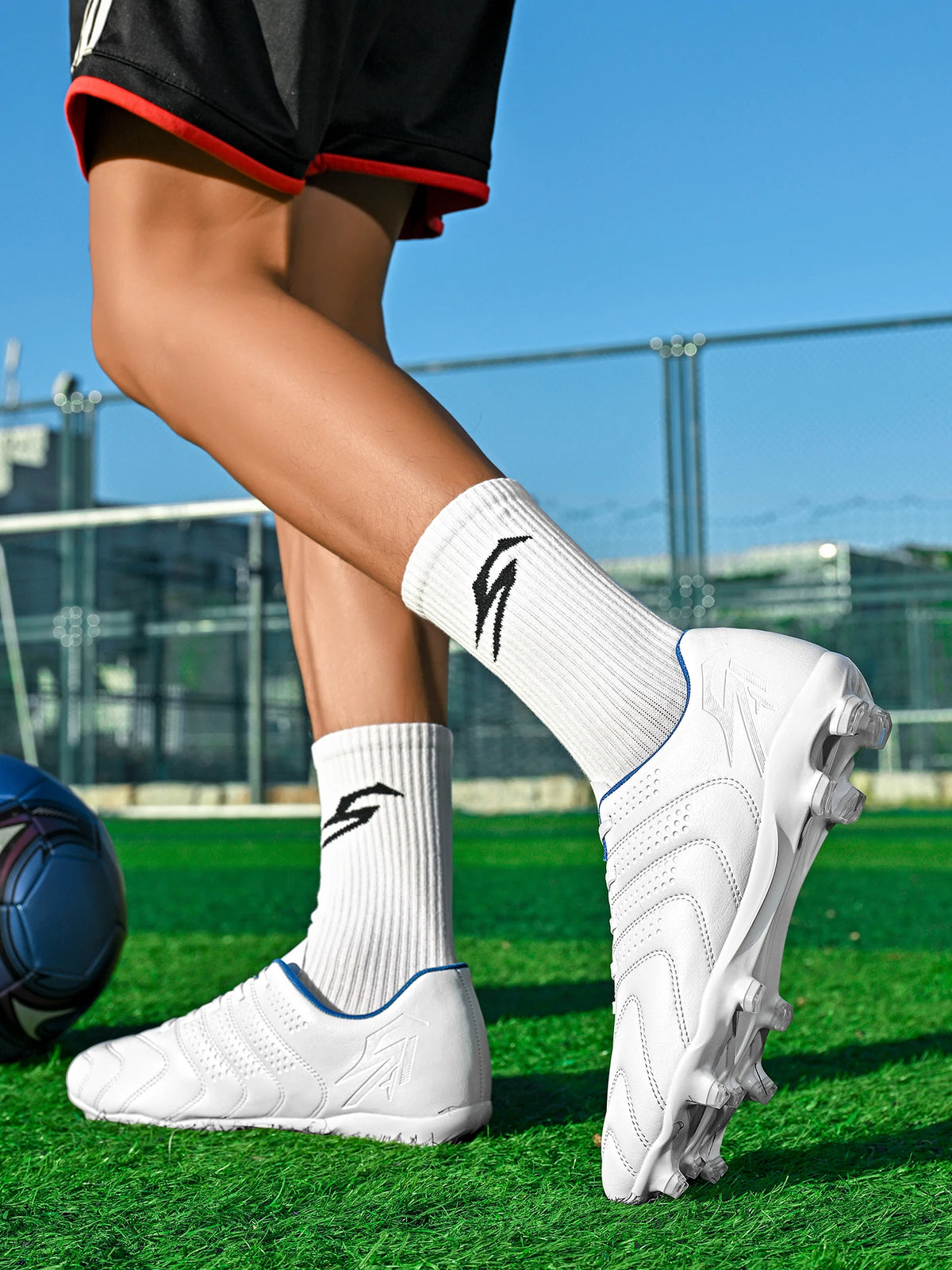 Chaussures de football AG/FG spécifiques à l'entraînement, tige en PU respirante, semelle en TPU résistante à l'abrasion, motif de crampons optimisé pour une agilité accrue