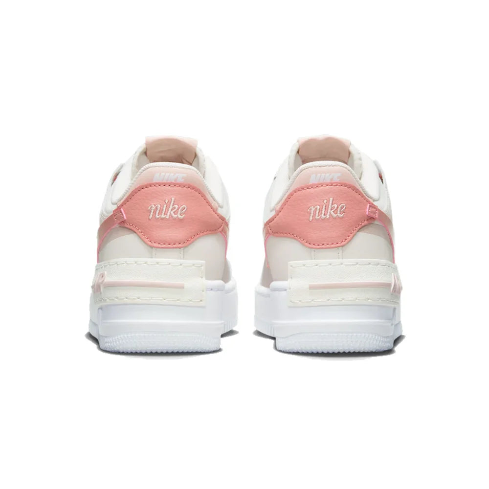Nike Air Force 1 -lenkkarit: luistamattomat, kulutusta kestävät, klassiset, monipuoliset vapaa-ajan kengät ja skeittikengät. Malli: DZ1847-001