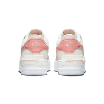 Nike Air Force 1 -lenkkarit: luistamattomat, kulutusta kestävät, klassiset, monipuoliset vapaa-ajan kengät ja skeittikengät. Malli: DZ1847-001