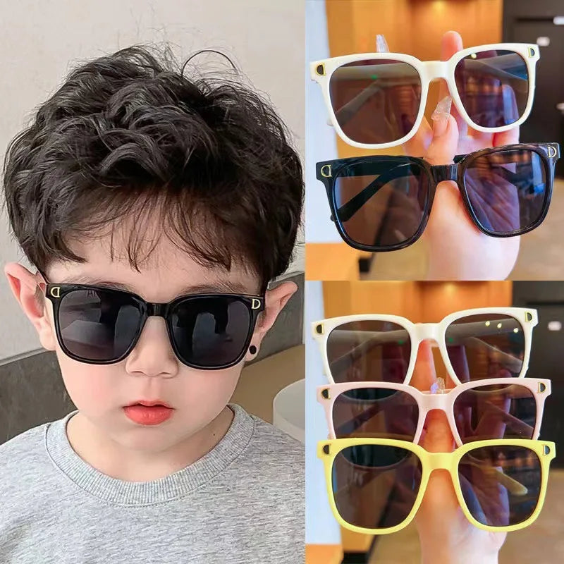 Retro-solglasögon för pojkar och flickor, UV400-skydd, trendiga solglasögon med D-logotyp, fashionabla utomhusglasögon för barn
