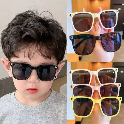 Retro-solglasögon för pojkar och flickor, UV400-skydd, trendiga solglasögon med D-logotyp, fashionabla utomhusglasögon för barn