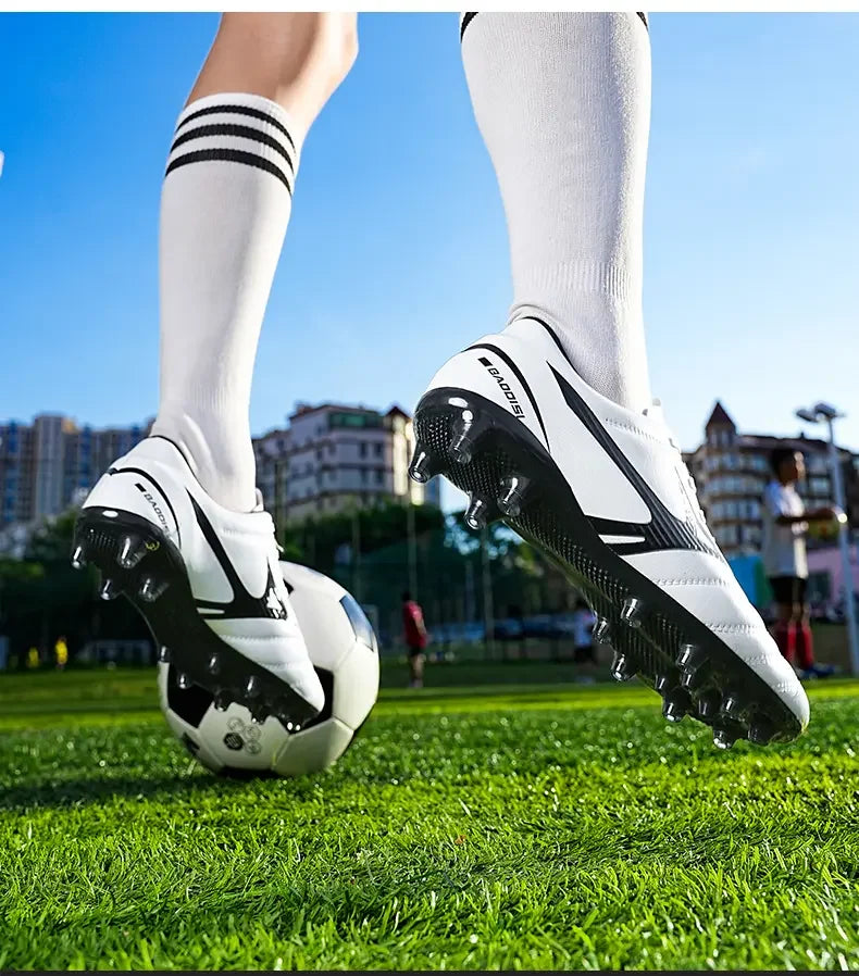 Hibridiniai futbolo bateliai su patvariu neslystančiu padu, patogūs dėvėti laisvalaikio futbolo treniruotėms ir varžyboms