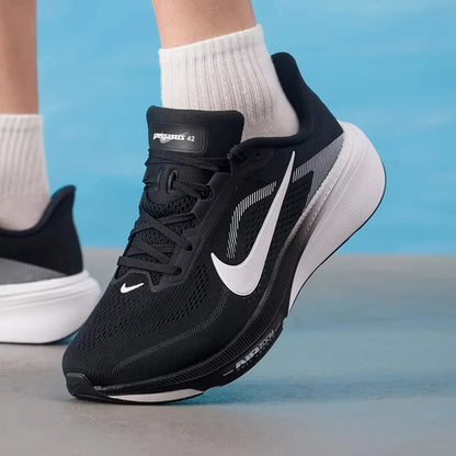 Chaussures de course pour hommes Nike IR1228-001, tige en maille respirante, semelle amortissante, légères, idéales pour la course sur route.
