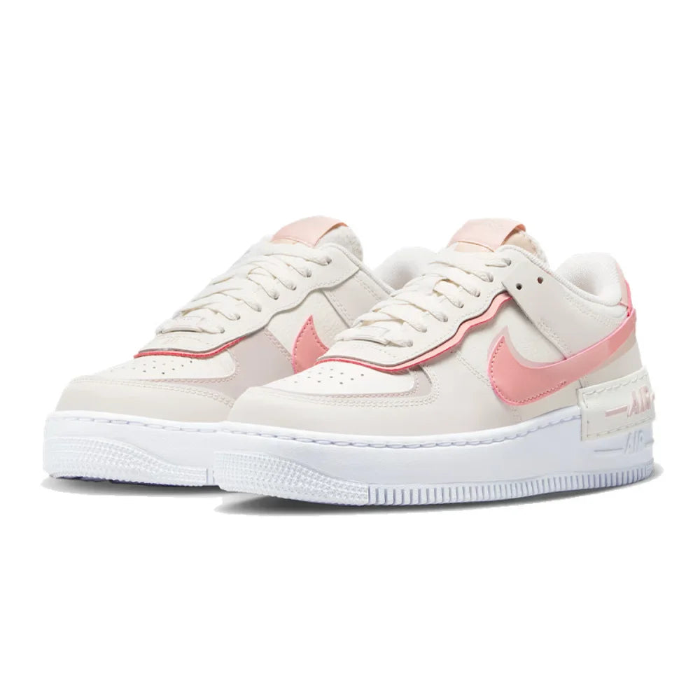 Nike Air Force 1 -lenkkarit: luistamattomat, kulutusta kestävät, klassiset, monipuoliset vapaa-ajan kengät ja skeittikengät. Malli: DZ1847-001