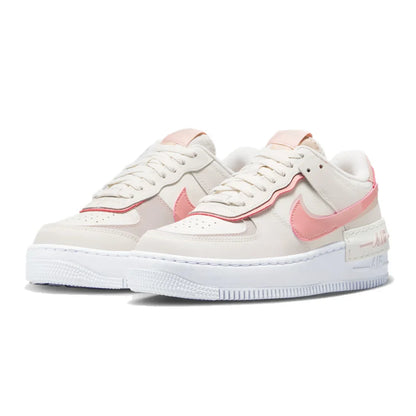 Nike Air Force 1 -lenkkarit: luistamattomat, kulutusta kestävät, klassiset, monipuoliset vapaa-ajan kengät ja skeittikengät. Malli: DZ1847-001