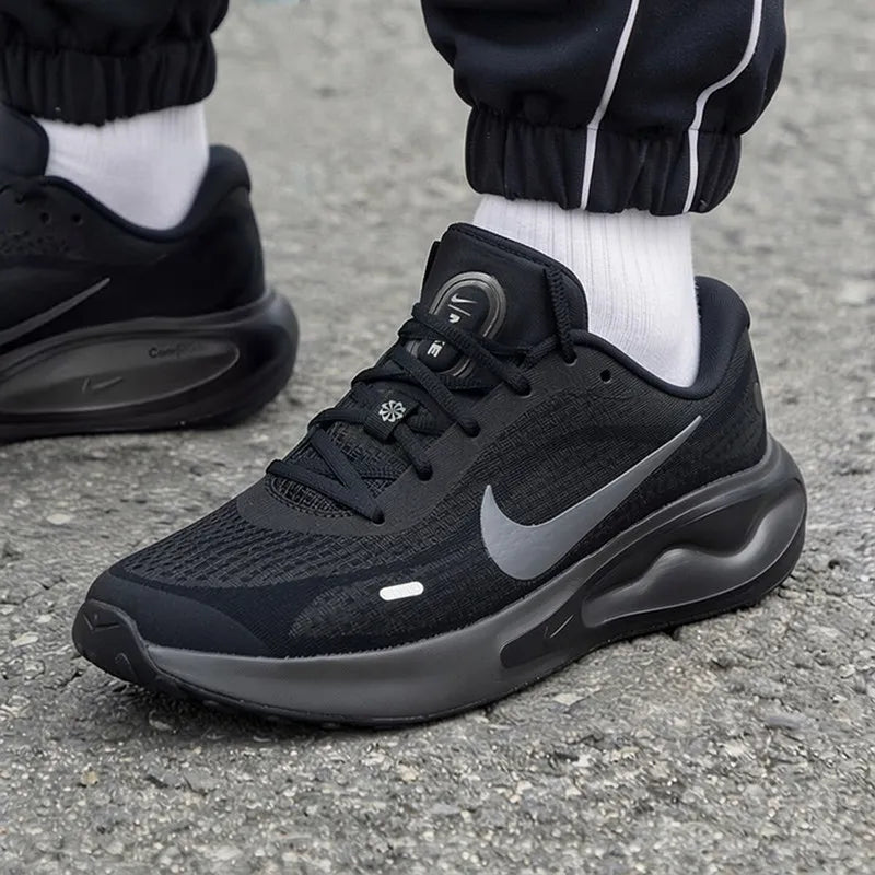 Nike Authentic Journey Run, chaussures de course pour hommes, modèle FN0228-009, légères, avec empiècement en mesh et amorti, idéales pour l'entraînement.