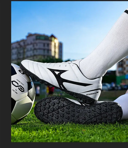 Hibridiniai futbolo bateliai su patvariu neslystančiu padu, patogūs dėvėti laisvalaikio futbolo treniruotėms ir varžyboms