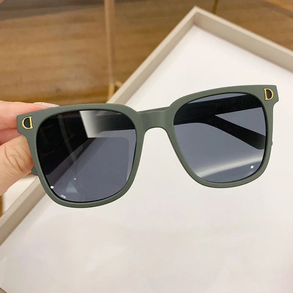 Retro-solglasögon för pojkar och flickor, UV400-skydd, trendiga solglasögon med D-logotyp, fashionabla utomhusglasögon för barn