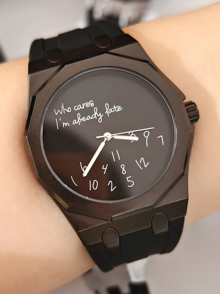 Montre pour homme de luxe avec boîtier octogonal et bracelet en silicone, étanche, dotée d'un cadran arborant le slogan humoristique « Who Cares I'm Already Late » (Et puis quoi, je suis déjà en retard).