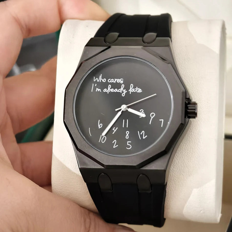 Montre pour homme de luxe avec boîtier octogonal et bracelet en silicone, étanche, dotée d'un cadran arborant le slogan humoristique « Who Cares I'm Already Late » (Et puis quoi, je suis déjà en retard).