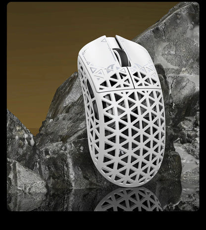 ATTACK SHARK R5 Ultra Carbon Fiber bezdrátová herní myš, herní snímač PixArt PAW3950MAX, 42000DPI, 8000Hz, MCU Nordic 52840