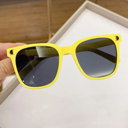 Retro-solglasögon för pojkar och flickor, UV400-skydd, trendiga solglasögon med D-logotyp, fashionabla utomhusglasögon för barn