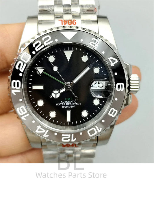 Montre BLIGER 40 mm NH34 GMT pour homme avec lunette en céramique noire et grise, verre saphir, aiguilles GMT vertes, inscription GMT verte et bracelet Jubilee