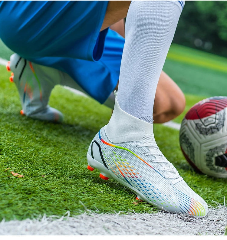 Chaussures de football à crampons multiples, semelle extérieure en caoutchouc à crampons courts et denses, semelle intermédiaire en EVA amortissante, tige synthétique douce et respirante, confort
