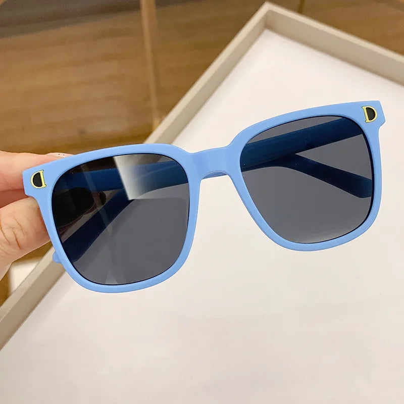 Retro-solglasögon för pojkar och flickor, UV400-skydd, trendiga solglasögon med D-logotyp, fashionabla utomhusglasögon för barn