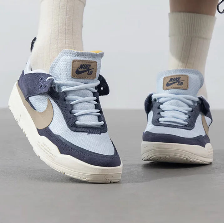 La nuova serie SB di Nike offre grip elevato, comfort e resistenza per scarpe da skateboard outdoor da donna. Materiale in mesh leggero, resistente per gli spostamenti quotidiani, scarpe basse flat. SB Day One trendy blu, versatile, sportiva